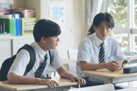真弓孟之(AmBitious)、映画初出演で堂々の存在感！『恋に至る病』場面写真解禁