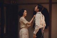 蝉しぐれが聞こえる団地で、朝食のひと時を過ごす悦子（広瀬すず）と二郎（松下洸平）『遠い山なみの光』本編映像解禁